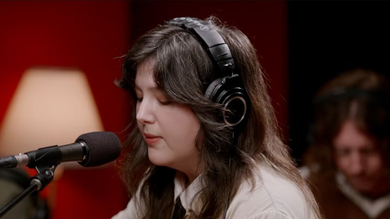 Lucy Dacus Covers Daniel Caesar’s “Who Knows” on ‘Like a Version’ │ Exclaim!
