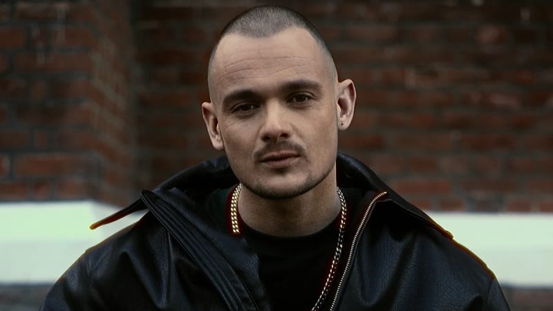 Hutch spins obsession on radiant, rhythm-first single “Coasting”