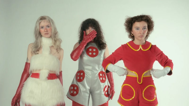 TOPSY TURVY deliver the DIY sound of ragged glory with garage-punk “Five Guitars”