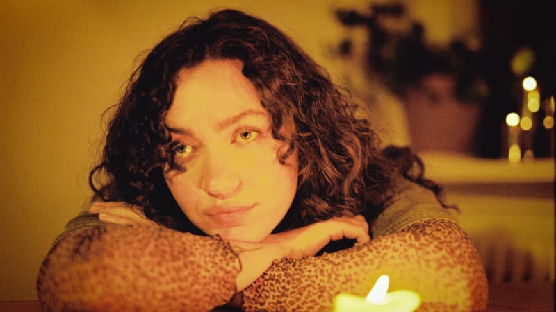 Watch Icelandic singer/songwriter RAKEL in session