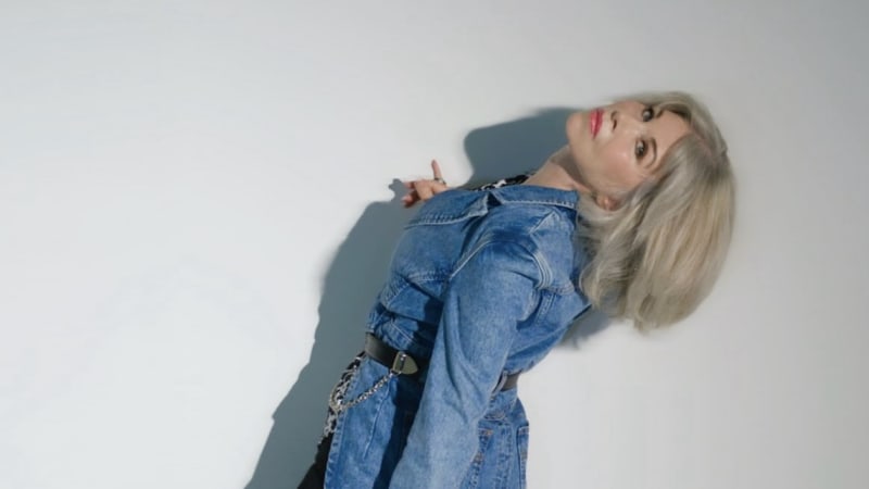 LISTEN: Izzi Stone's “9 Camels” Is Psychedelic Pop With Soulful Undertones - Glide Magazine