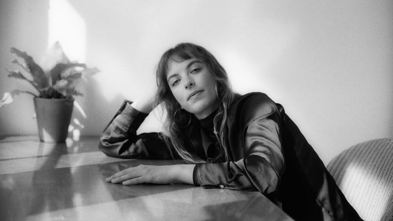 English singer-songwriter Naima Bock charts her own path with gorgeous results - Chicago Reader