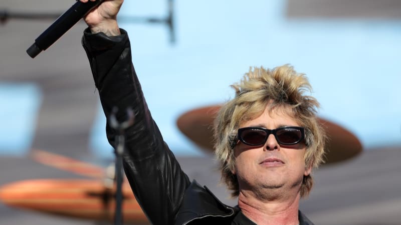 Green Day Perform “American Idiot” to Kick Off Super Bowl: Watch