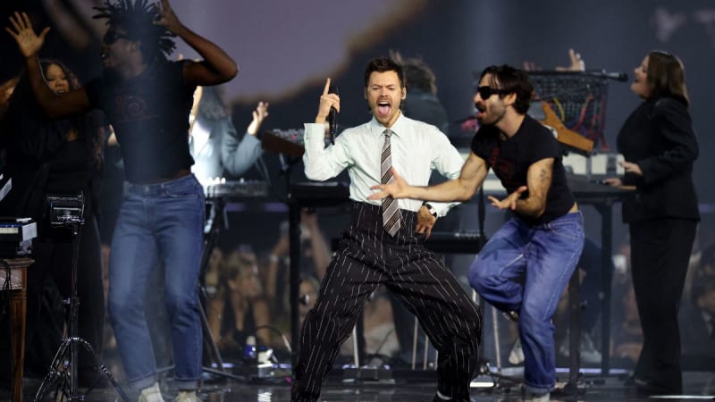 Harry Styles Opens the 2026 BRIT Awards with “Aperture”: Watch