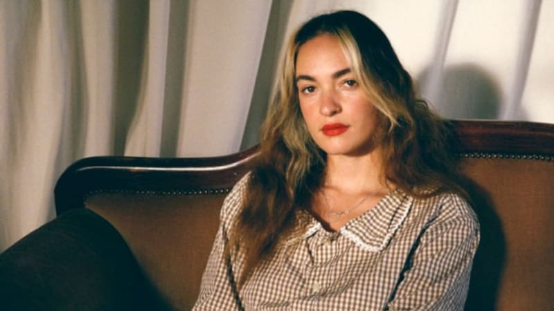 néomí wrestles with doubt from others on new single “Didn't I”