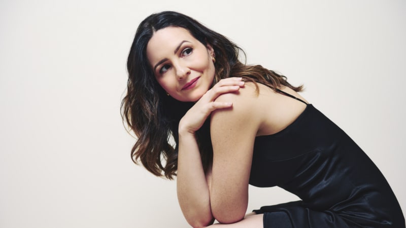 Ivelisse del Carmen captivates with “Illusion,” a jazz-bolero wrapped in pure intimacy