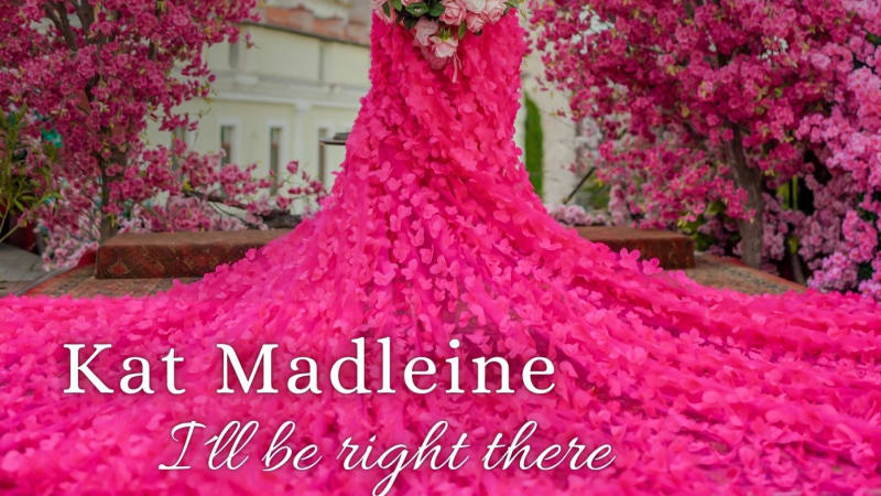 Kat Madleine revive los 90s con “I'll Be Right There” - La Caverna