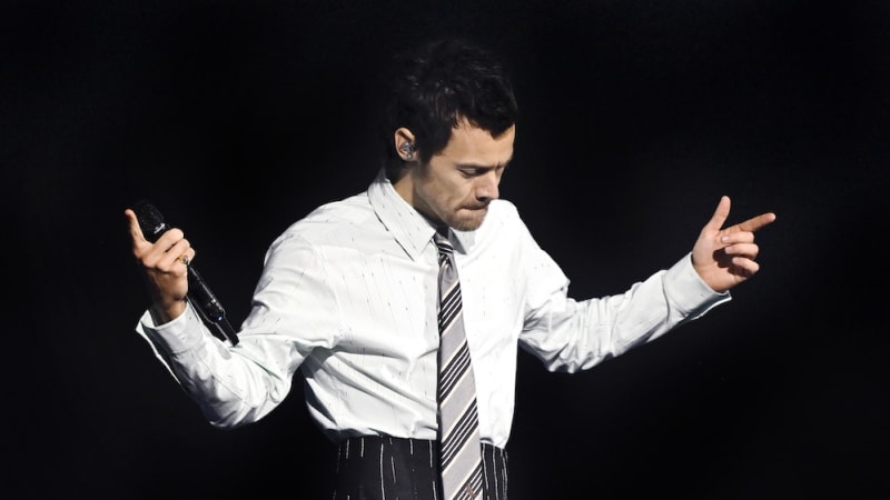 Harry Styles Takes ‘Kiss All The Time’ To Manchester For First Concert In Three Years