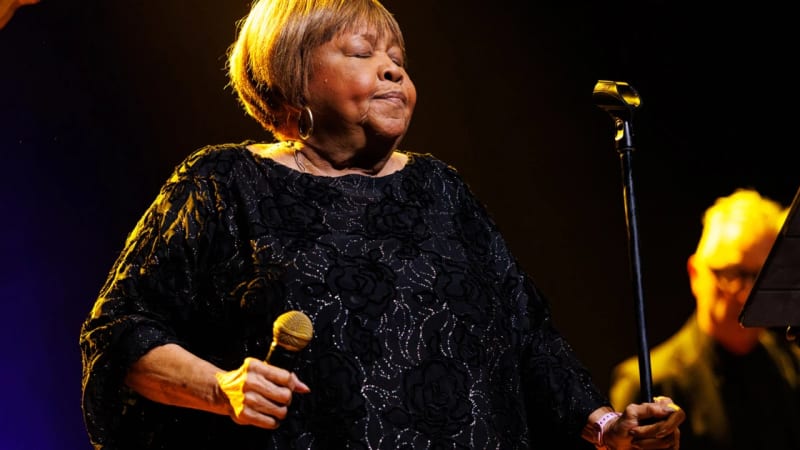 Watch Norah Jones join Mavis Staples on “You Are Not Alone” in NYC ++ Beacon Theatre pics & setlist
