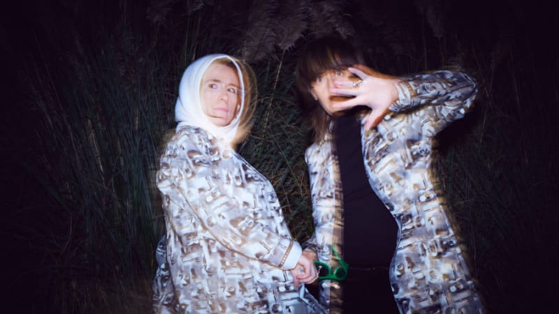 TURTLENEK | I’m Not A Blonde deliver dancefloor energy on ‘Hip Hop In The Fog’