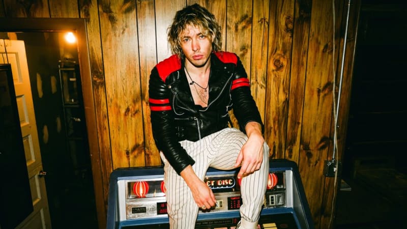 Barns Courtney Performs Stomping, Soaring Cover of ‘50s Hit “Green Door” - Cover Me