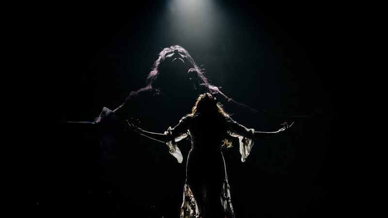 Florence + The Machine @ AFAS Dome: Als een rode feniks uit haar as