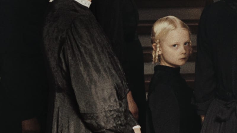 IL SUONO DI UNA CADUTA (In die Sonne schauen) | recensione | DISTOPIC.IT