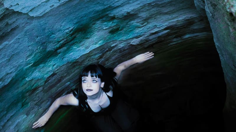 Anke Richards : grandir dans le flou avec “Grow Feet”