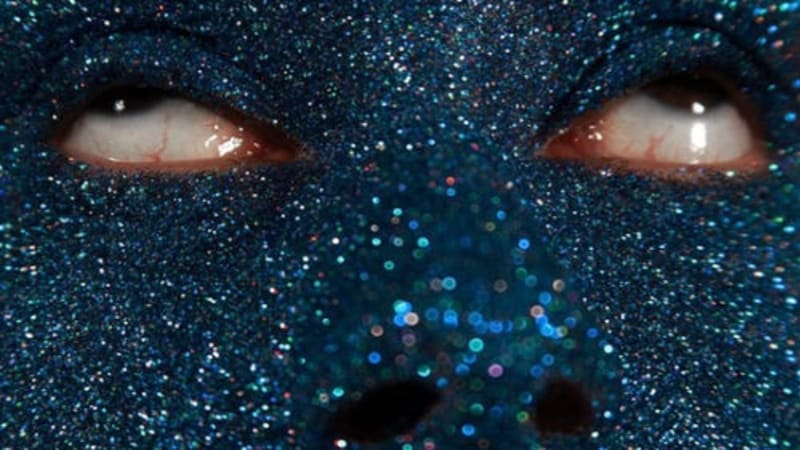 Big Sleep frappe fort avec “Bruiser”, pulsation fiévreuse de Holy Show