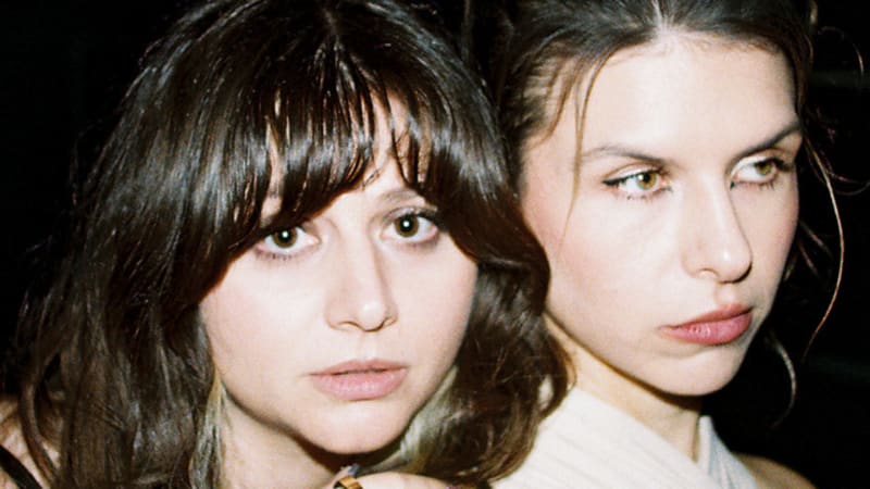 Grace Kay et Kirsten Izer décryptent l’angoisse en électro-pop