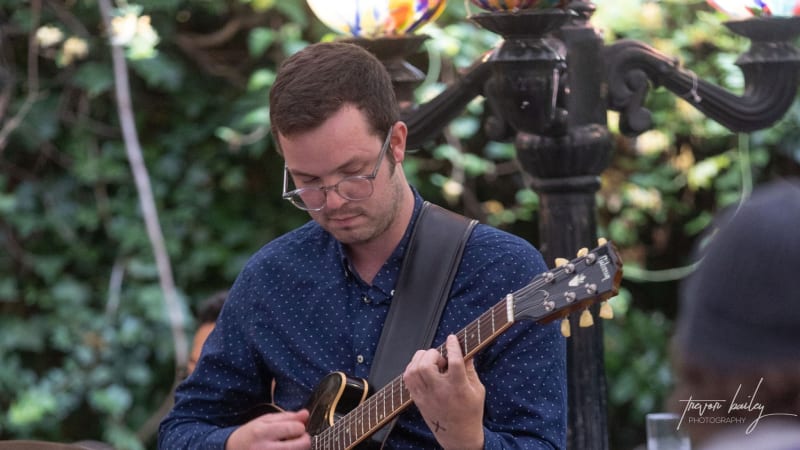 « A Blue Patch » : Joe Steels, entre lumière et improvisation