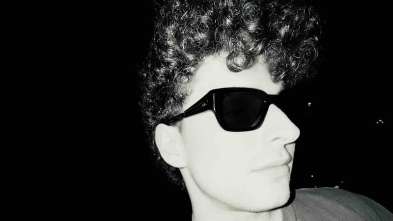 « Prize » : Joshua Pearlstein transforme l’énergie en évidence pop