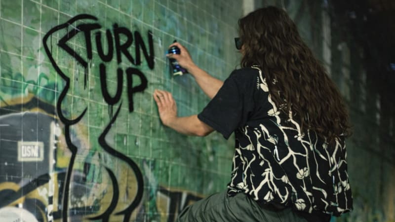 OKARO fait vibrer les cœurs avec « TURN UP »