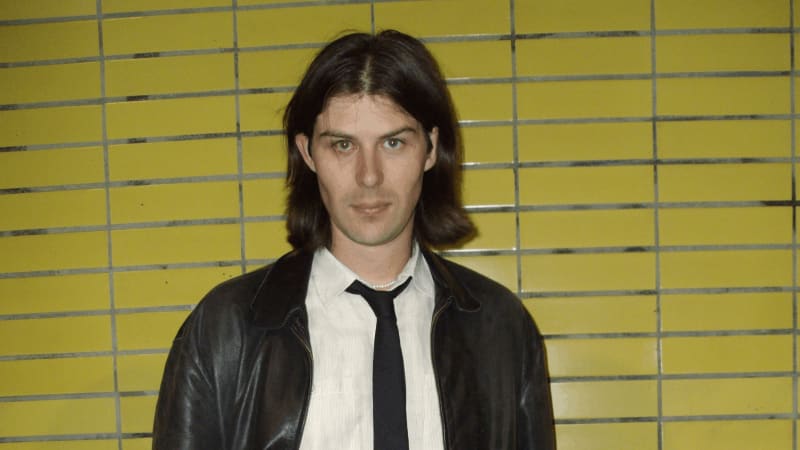 Louie Cameron : L’Éveil Magnétique d’un Dandy de l’Ombre avec “Do You Wanna Go Out?”