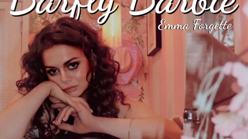 Emma Forgette brise le moule avec l’électrisant « Barfly Barbie »