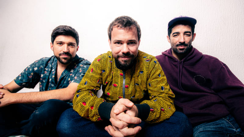 Exclusive Premiere: Caixa Cubo “Sábado”