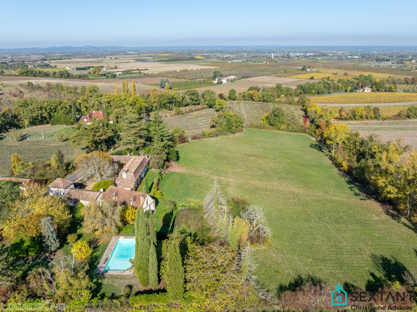 3 maisons en pierres, chartreuse, colombier et périgourdine, chai, dépendances, piscine sur 3 Ha 