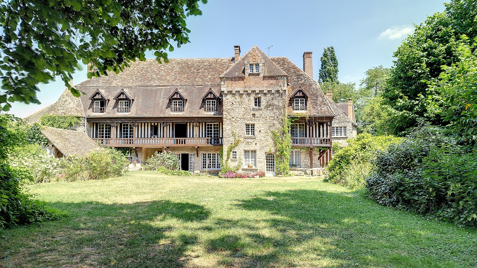 Somptueuse demeure du XVI ème siècle à Saint Yon !