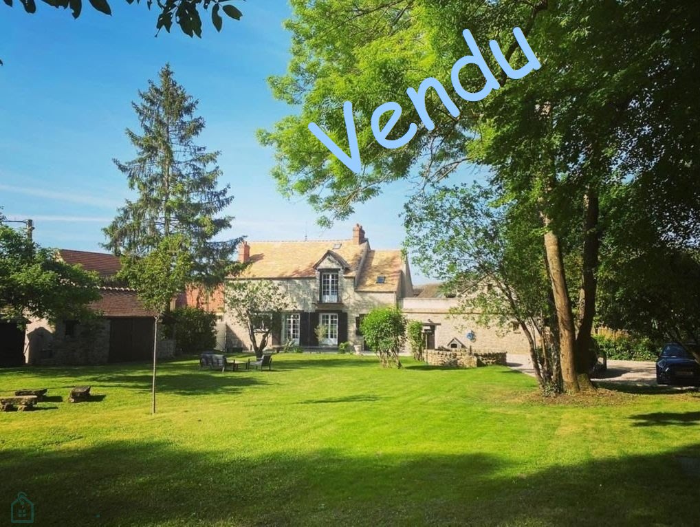 Exclusive: West of Fontainebleau and 35 minutes from Paris. Here is a house of character (200 m² floor space), in exposed stone, completely renovated in 2021.