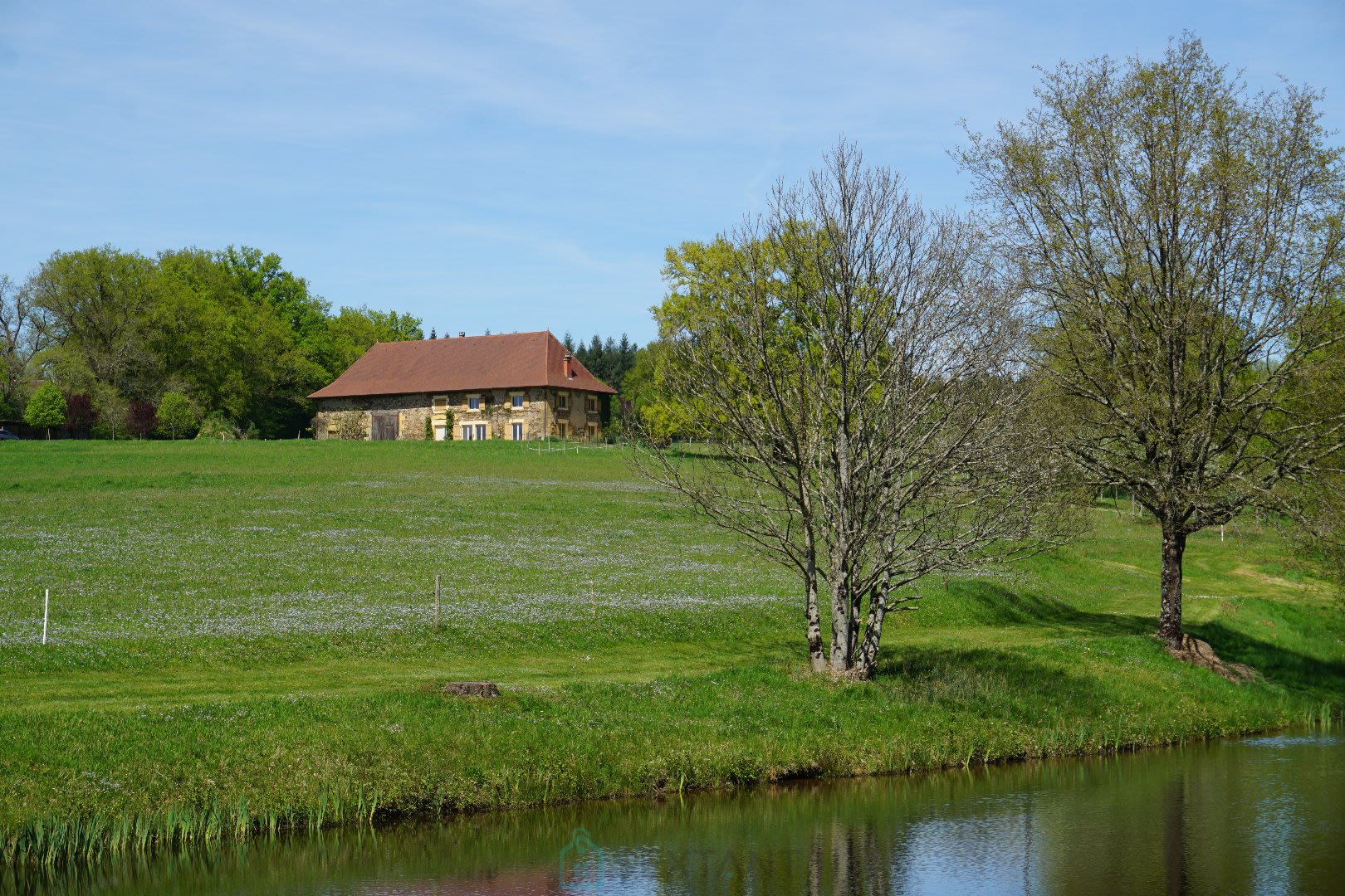 Domaine de 50 hectares ornés de deux étangs alimentés par ses sources naturelles. 