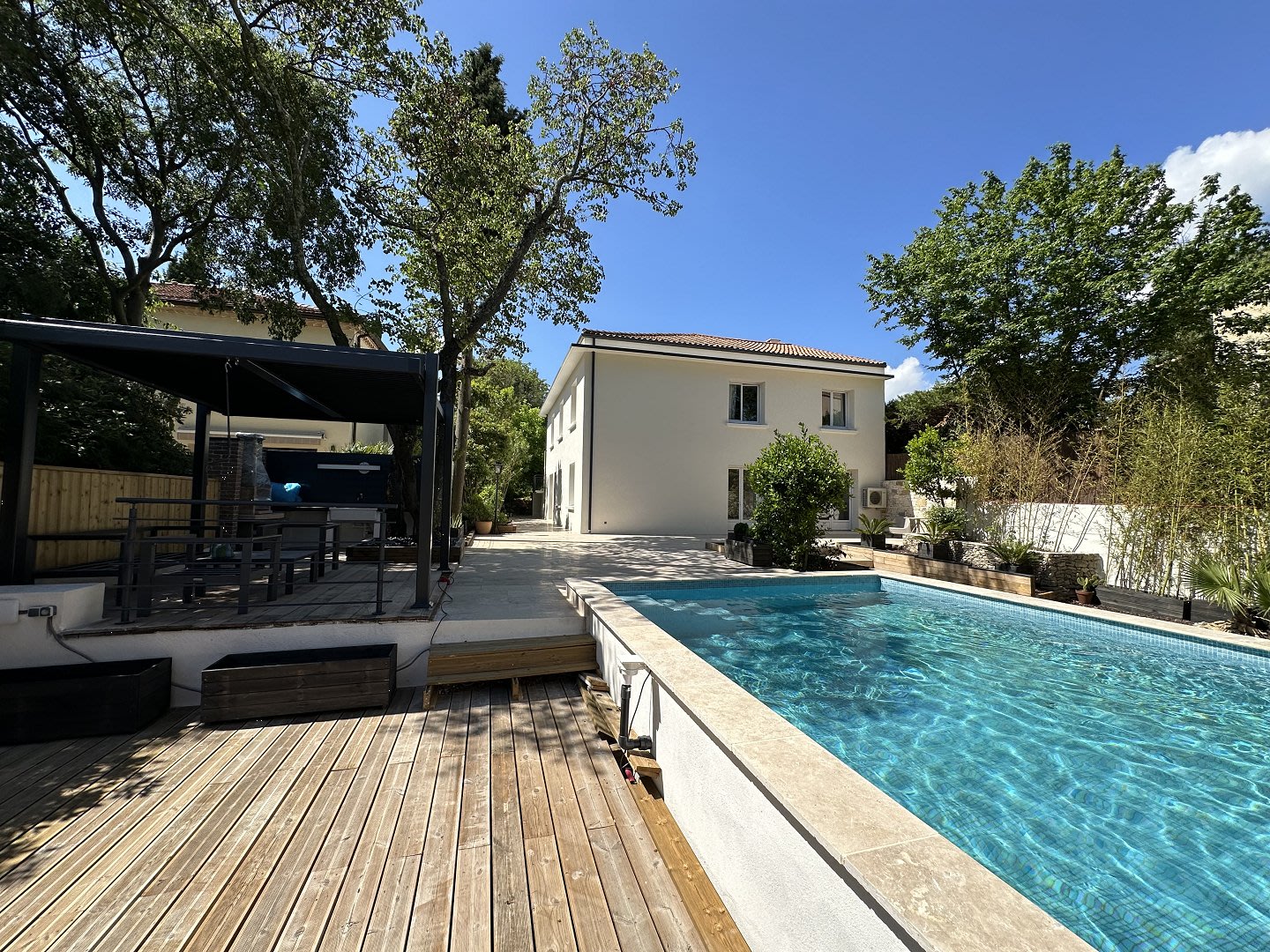 Maison refaite à neuf, au calme, 4 chambres, 4 salle d'eaux, buanderie garage, piscine, très