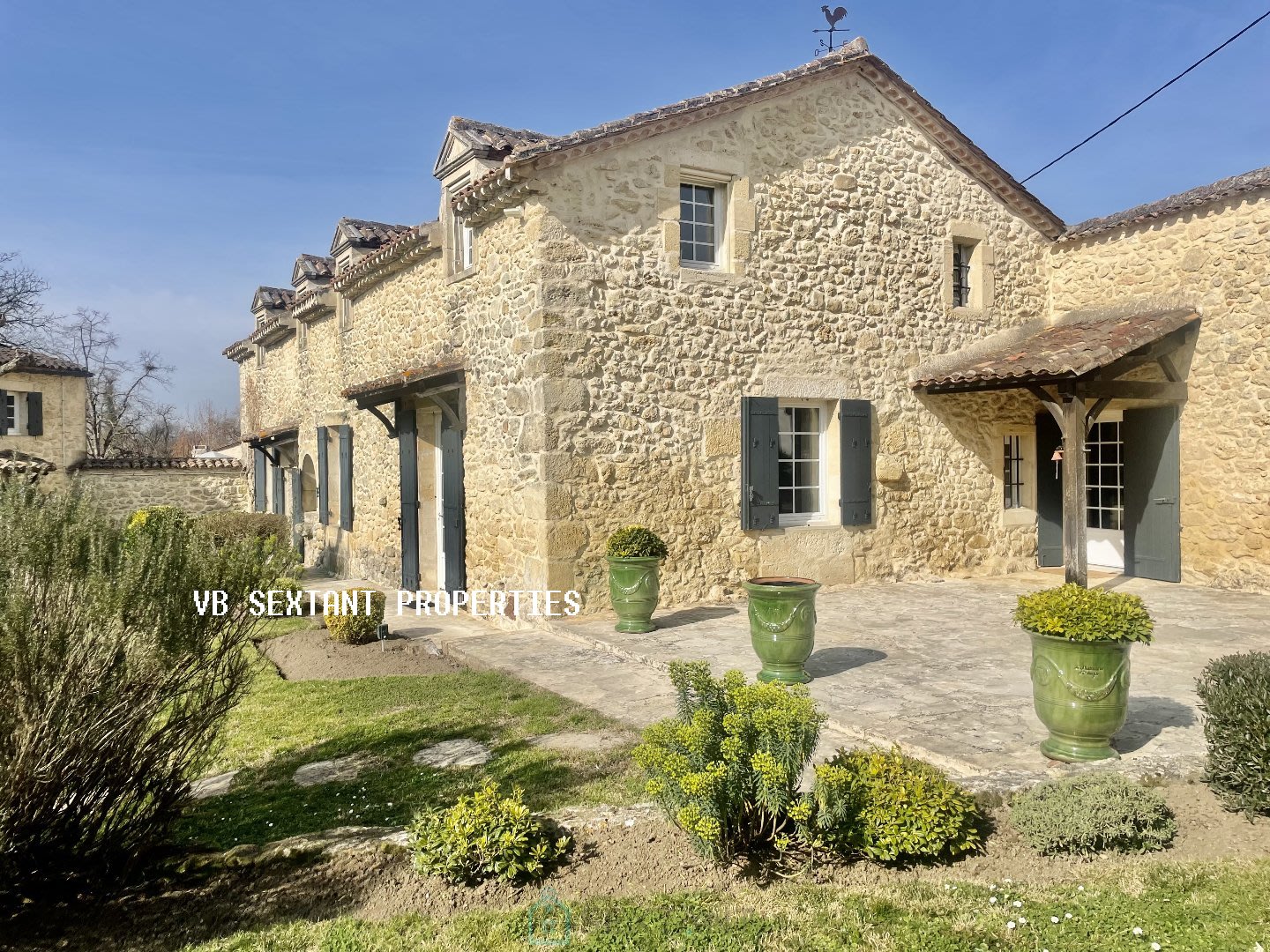 IIn the heart of Entre-Deux-Mers, 10 minutes from Sauveterre-de-Guyenne, charming stone and rubble house with outbuildings and swimming pool.