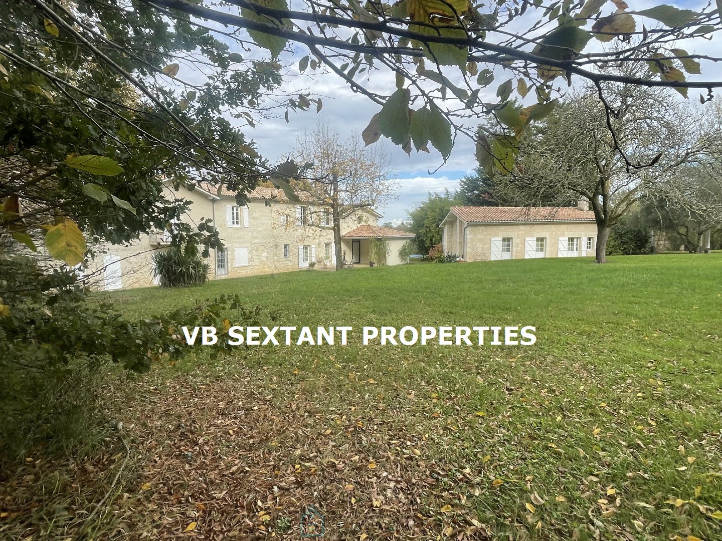 15 minutes from Bordeaux , an exceptional setting for this 8-hectare estate with 3 houses