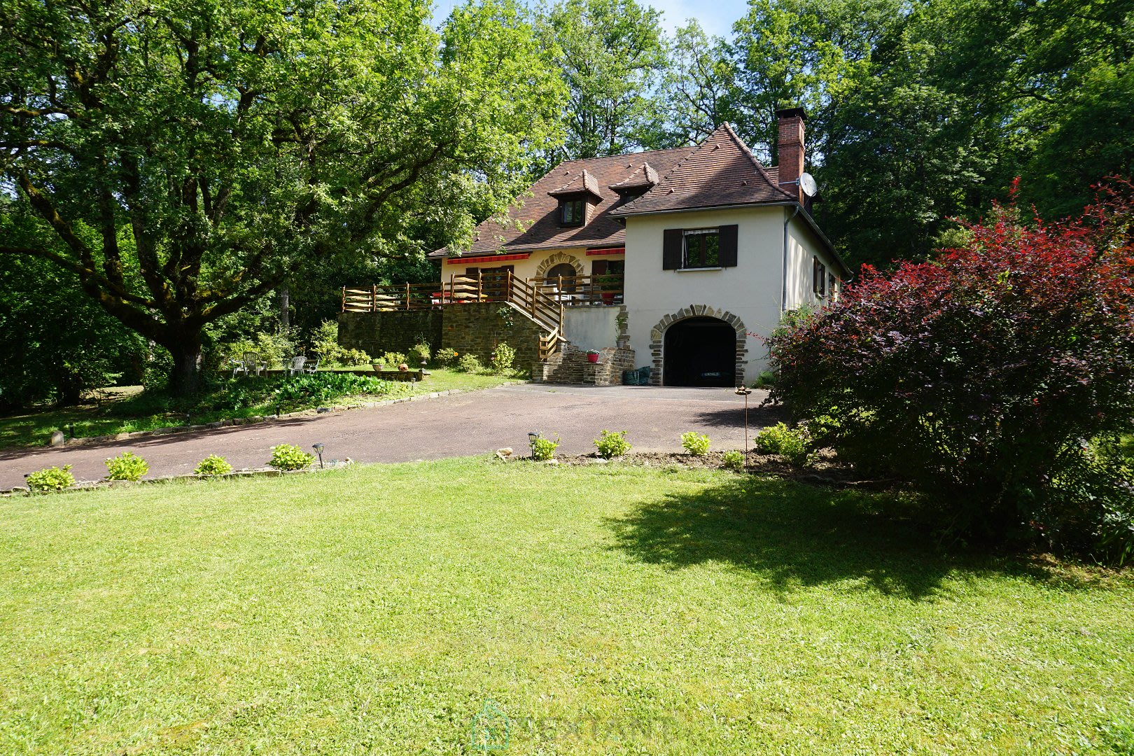 Charming Perigourdine residence nestled on the heights of a medieval village.