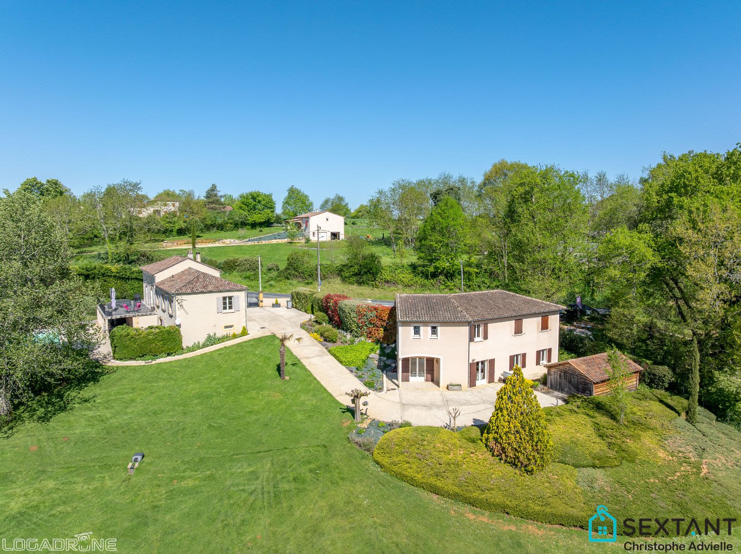 Ensemble immobilier, maison d'habitation, local commercial et gîtes sur 9127 M2