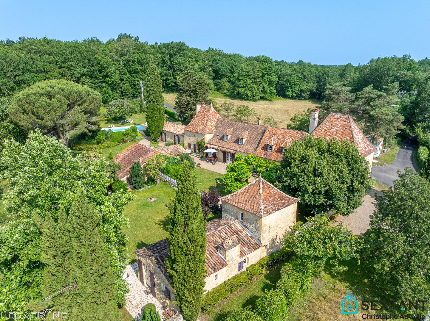 Big stone property on huge park with swiming pool, near Lalinde