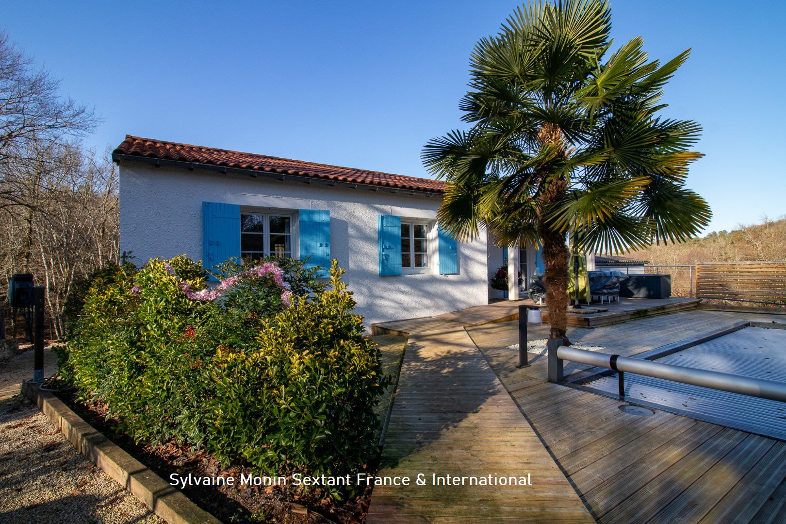 Maison rénovée tout confort avec logement indépendant, terrain clos et espace piscine