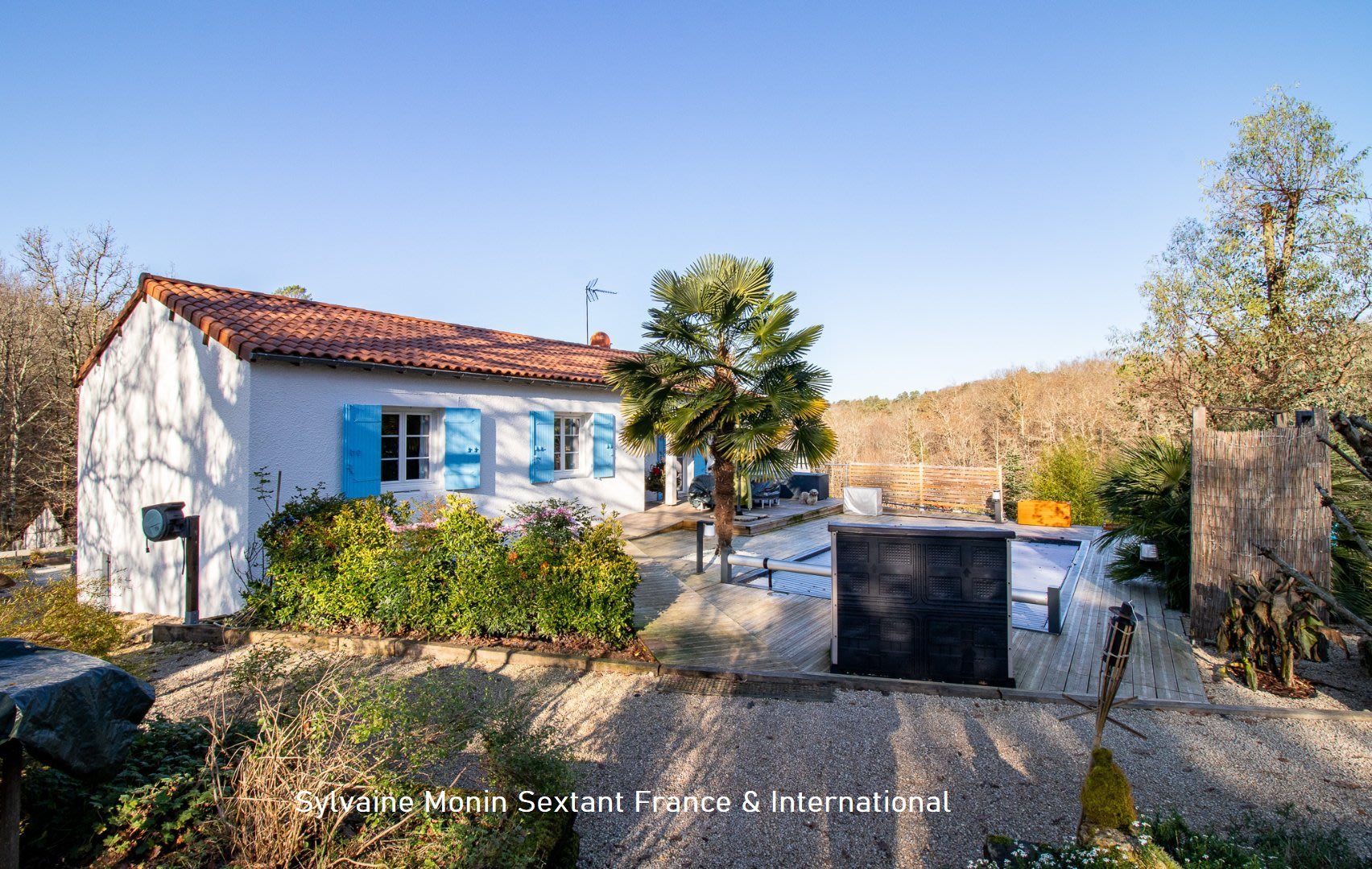 Renovated, comfortable house with independent accommodation, enclosed grounds and swimming pool area