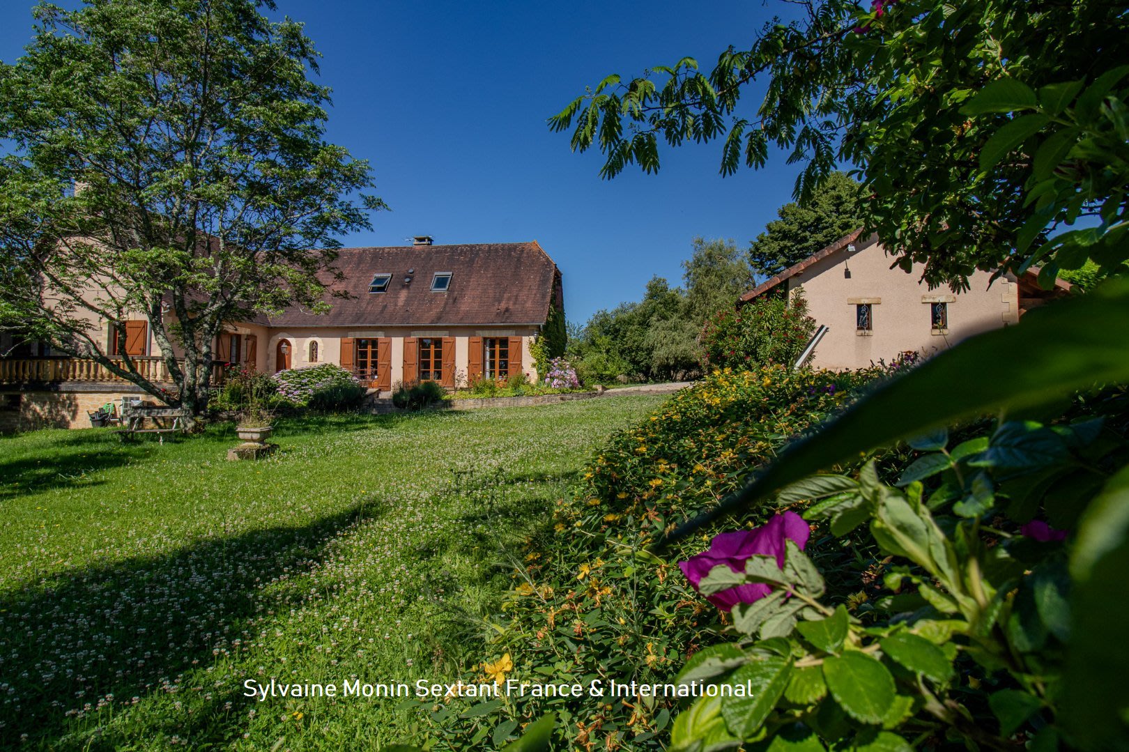 Superbe périgourdine au calme absolu, sans voisins, avec piscine et jardin de charme