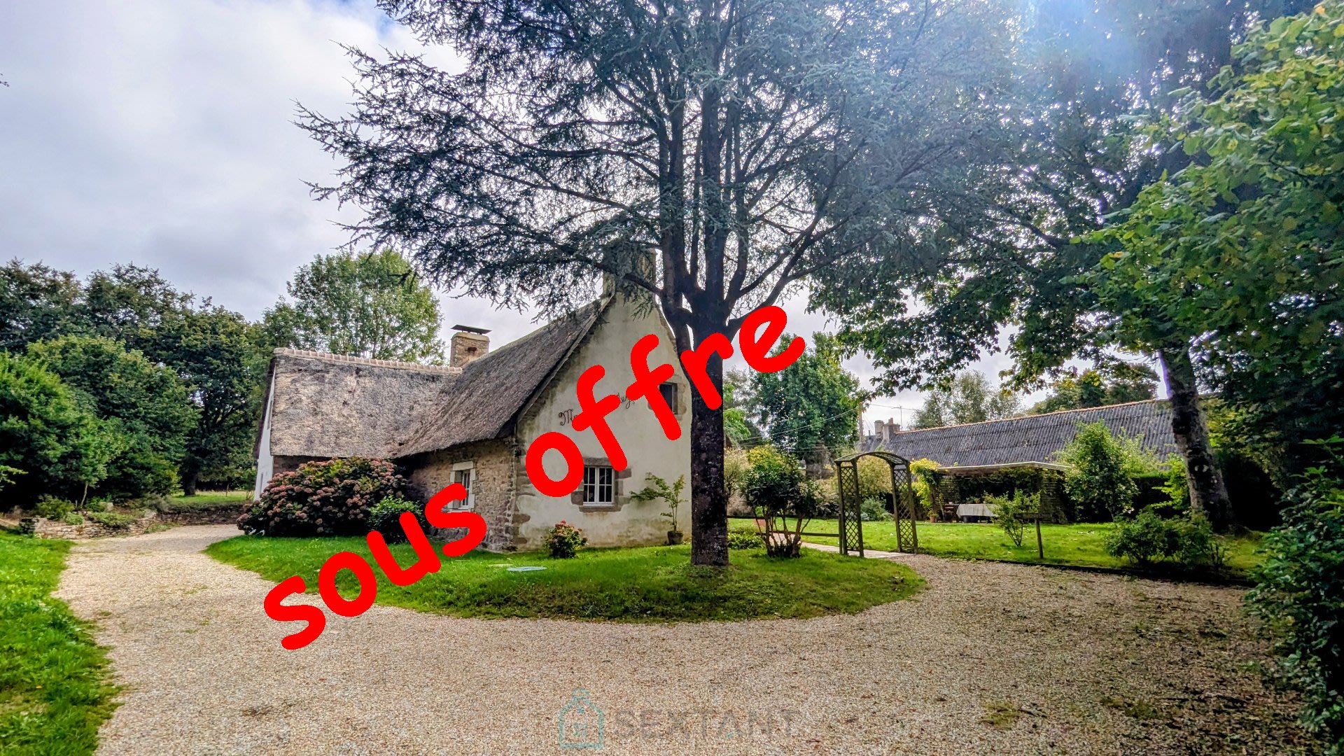 Authentic thatch cottage with land and outbuildings – 15 minutes from Auray