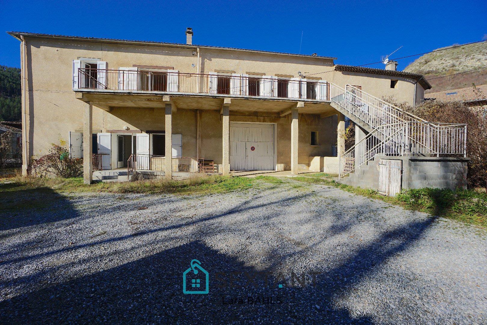 Between Digne-les-Bains and Castellane, in the heart of the village of Barreme – 500 m² building with 6 apartments, garage, garden and river access