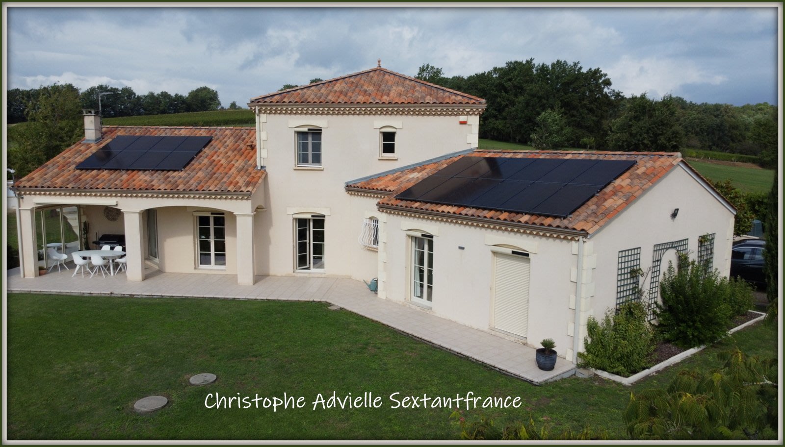 Belle contemporaine, 4 chambres, 2 salles d'eau, double garage, piscine sur 5118 M2