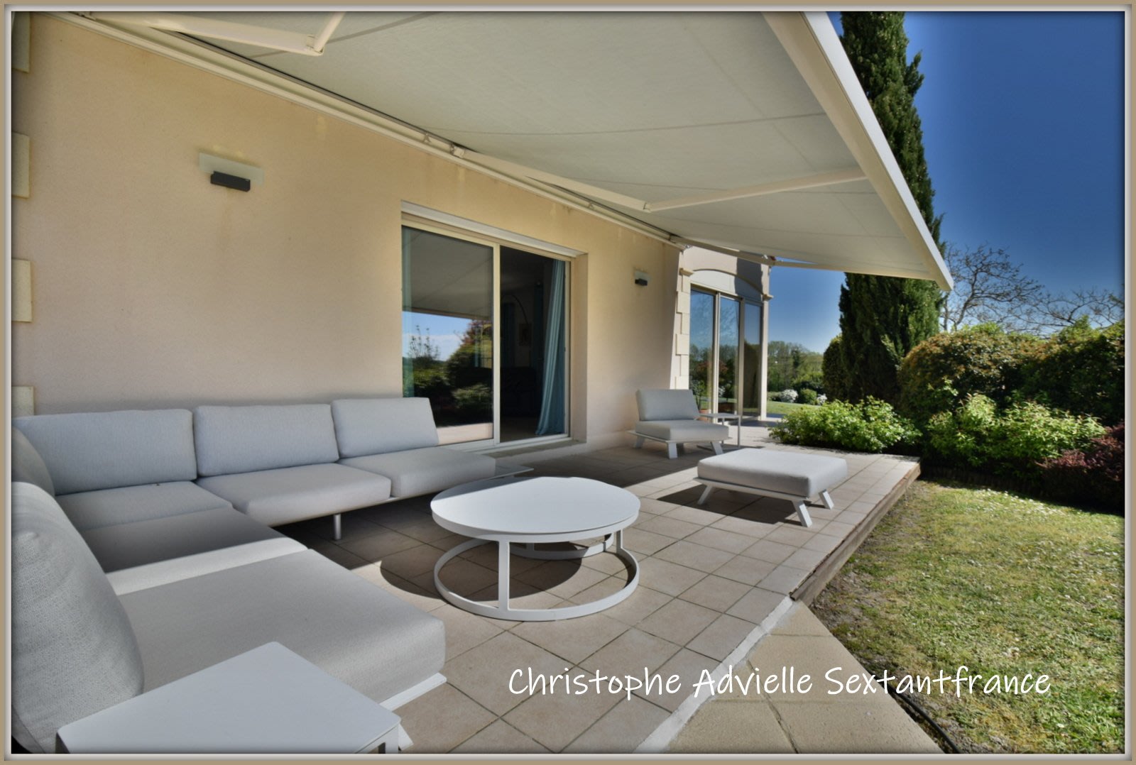 Modern house, 4 bedrooms, 2 shower rooms, double garage, pool with magificient plot, very well kept