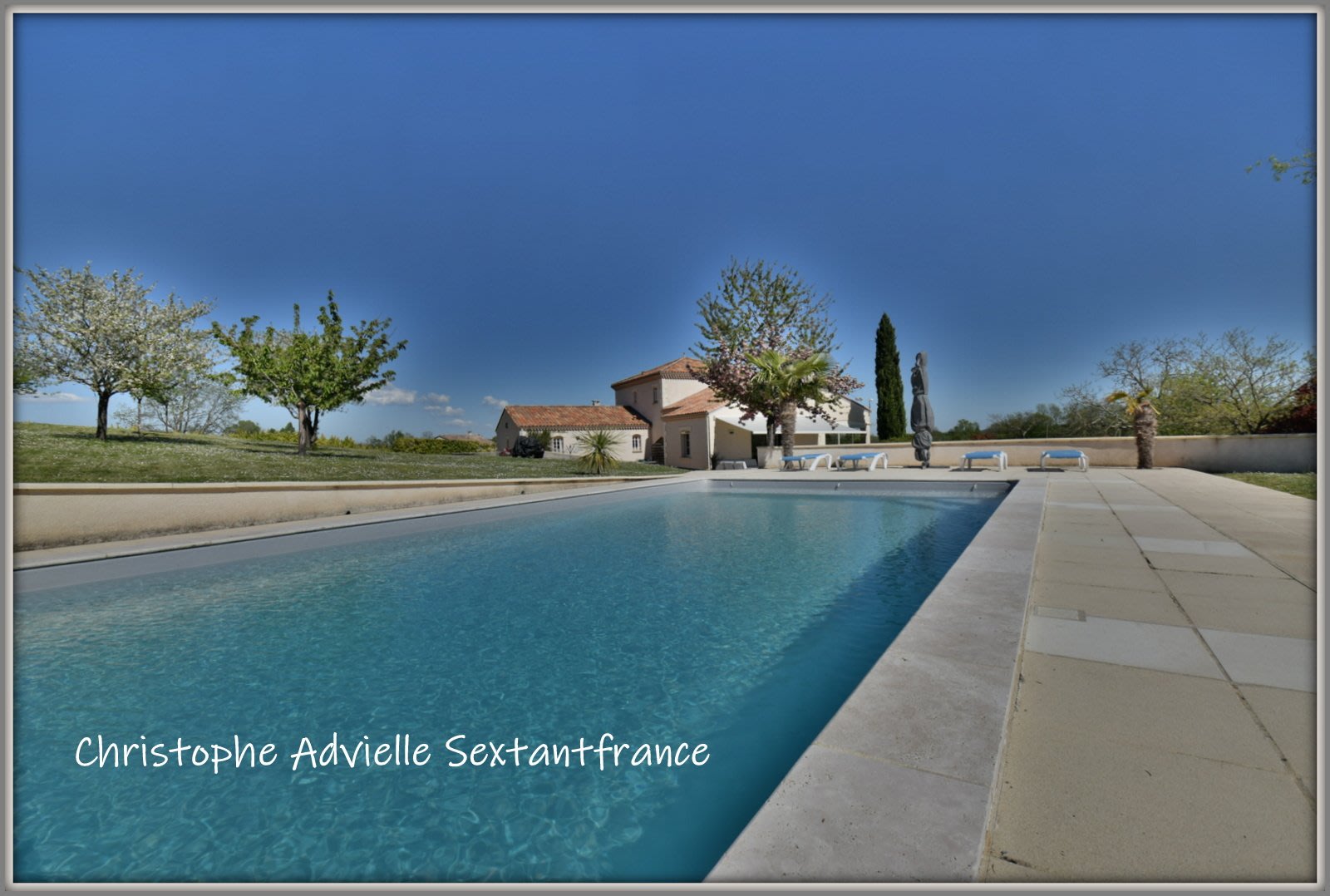 Belle contemporaine, 4 chambres, 2 salles d'eau, double garage, piscine sur 5118 M2