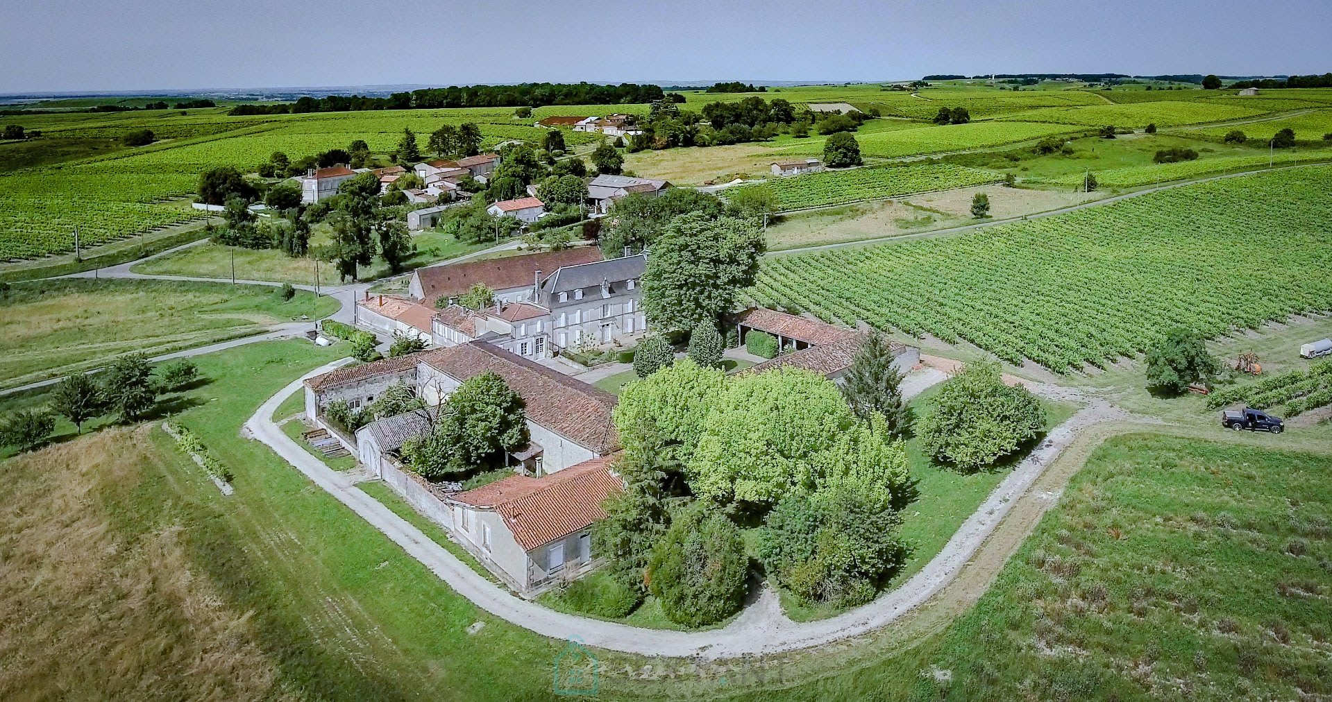 MAGNIFIQUE PROPRIETE EN GRANDE CHAMPAGNE SUR PLUS DE 3 HA