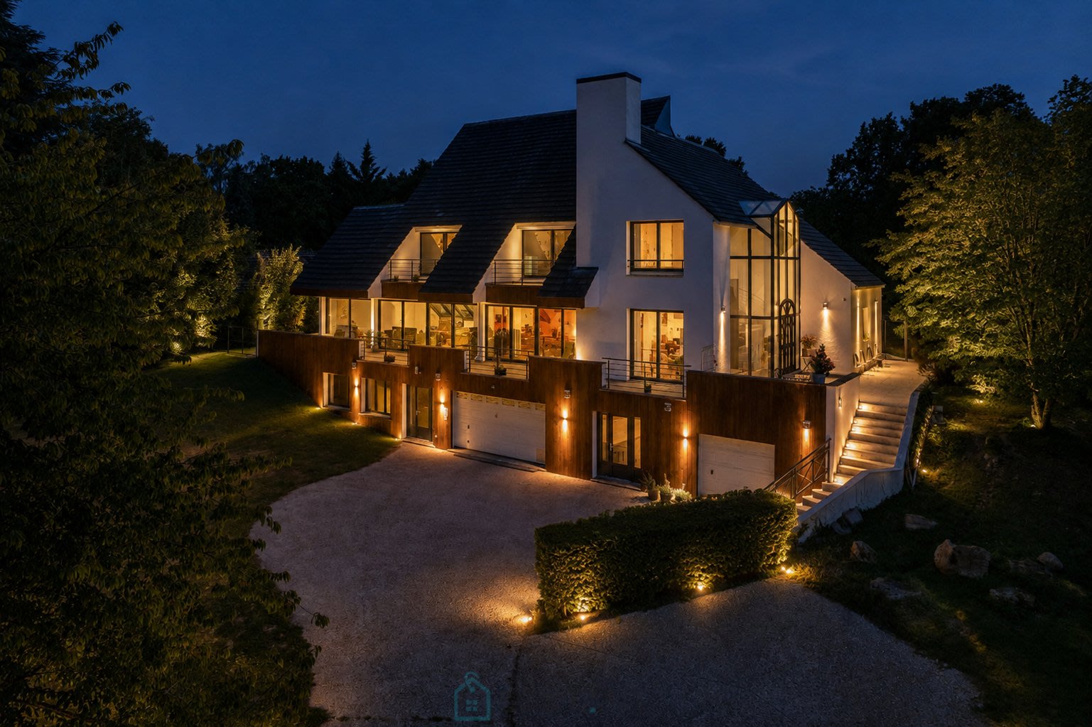 Architect-designed villa located north of Fontainebleau