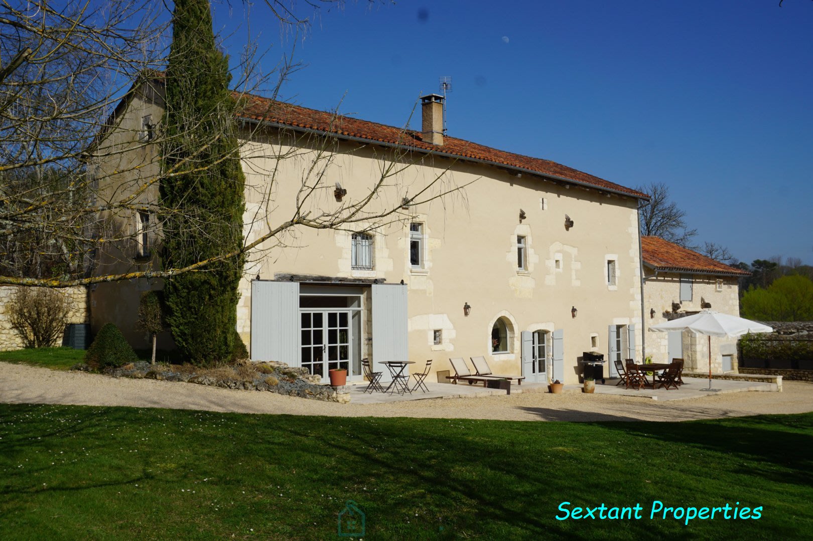 Former fortified house from the 13th century located on the heights of the little Venice of the Perigord. 