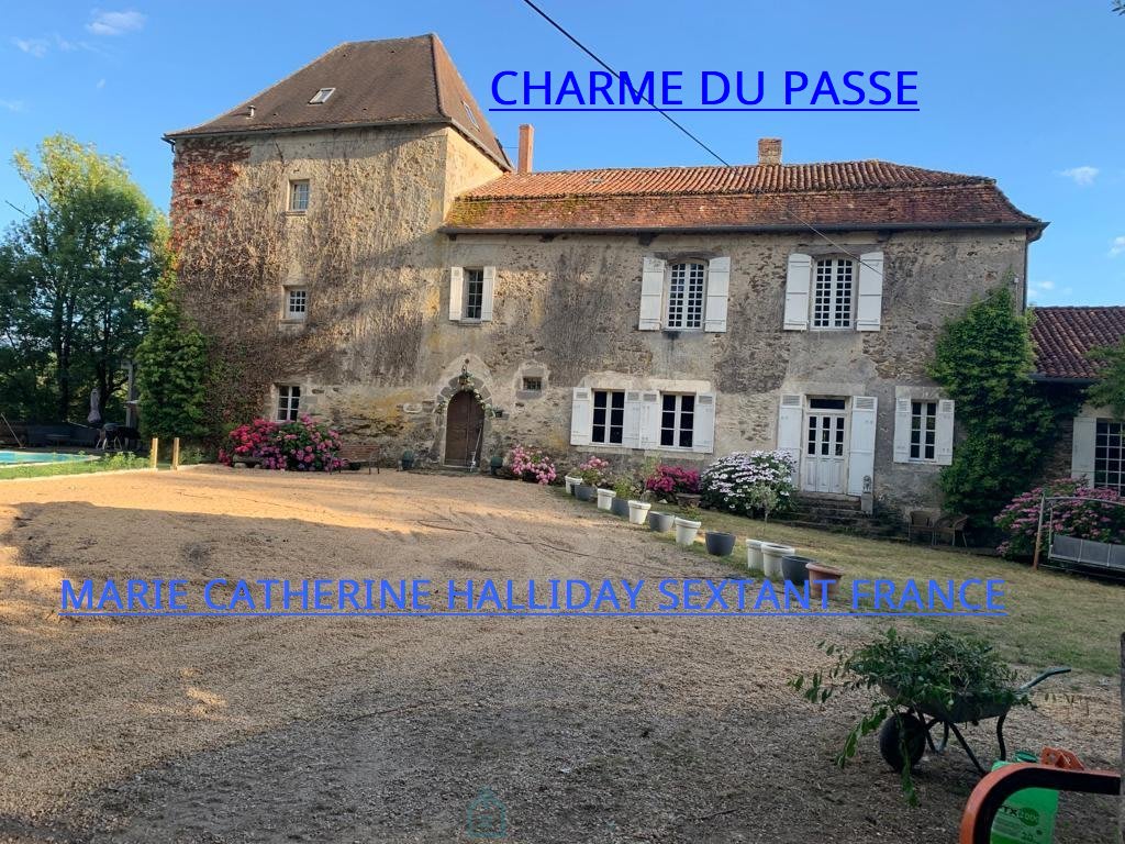  MAGNIFIQUE CHATEAU DU MOYEN AGE REMANIE A LA RENAISSANCE SUR 21 HA