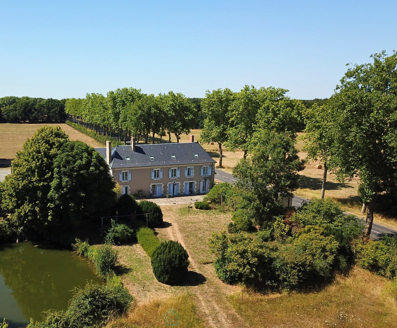 Large Renovated Estate with guest cottages and 5 Hectares of Land near Tours