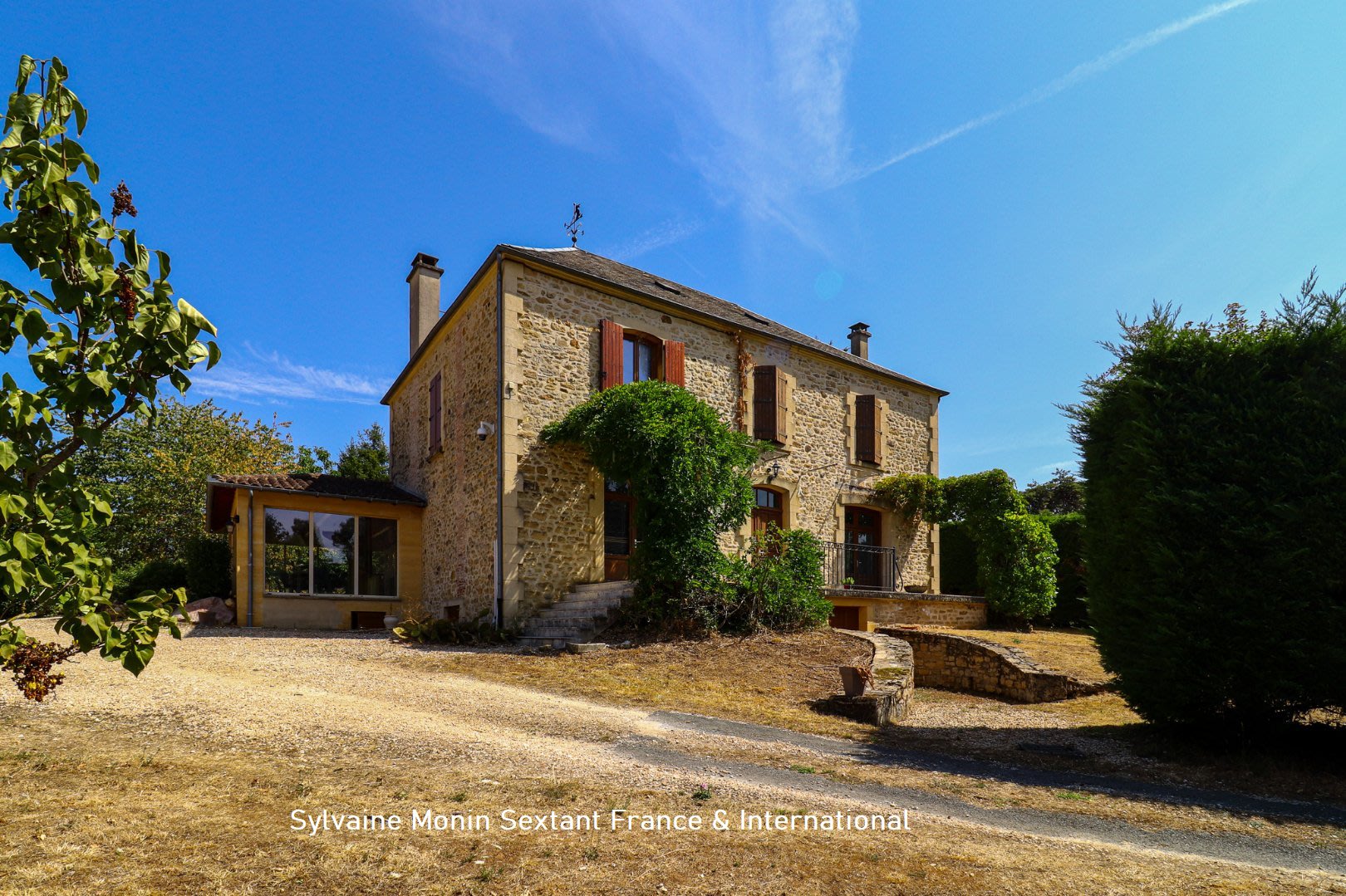Elegant character stone house, 6 bedrooms, swimming pool, outbuildings on a wooded plot of 5,000 m2
